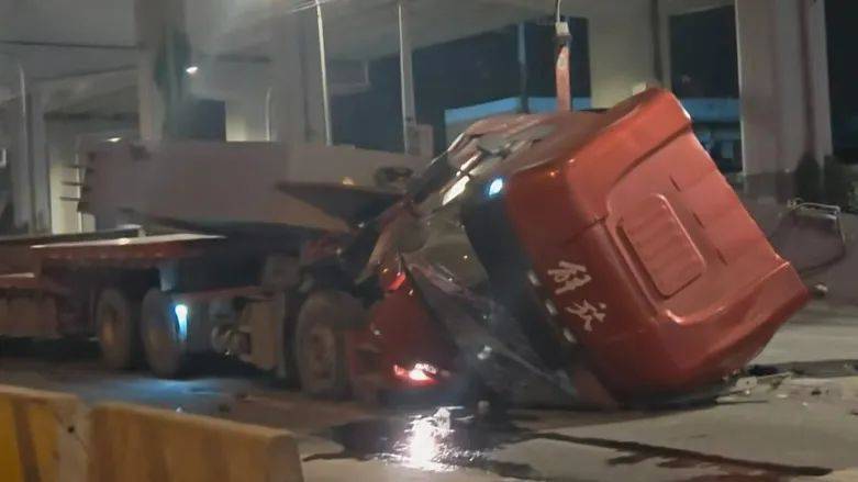 事發(fā)上海寶山！貨車剎車時，車載鋼構件前沖撞翻駕駛室！現(xiàn)場一片狼藉:鋼笆片
