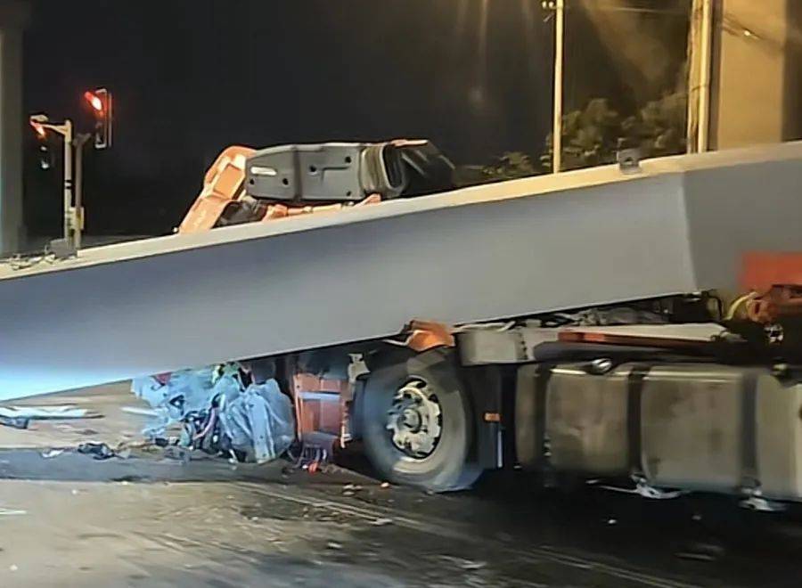 事發(fā)上海寶山！貨車剎車時<strong></p>
<p>鋼笆片
</strong>，車載鋼構(gòu)件前沖撞翻駕駛室！現(xiàn)場一片狼藉:鋼笆片
